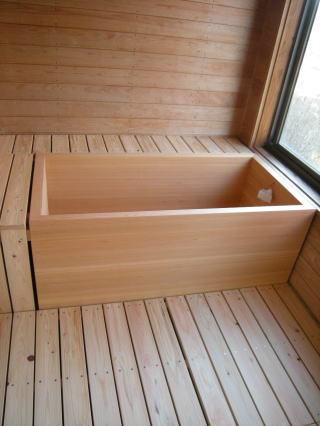 森林浴の家の木の温もりあふれる浴室