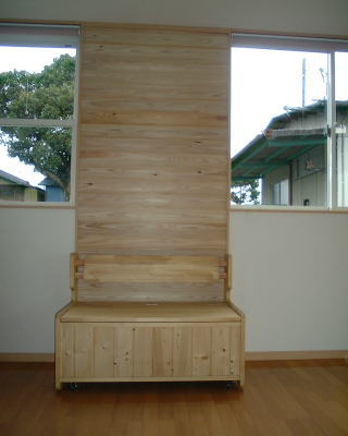 ウッドデッキのある家の手作りの椅子